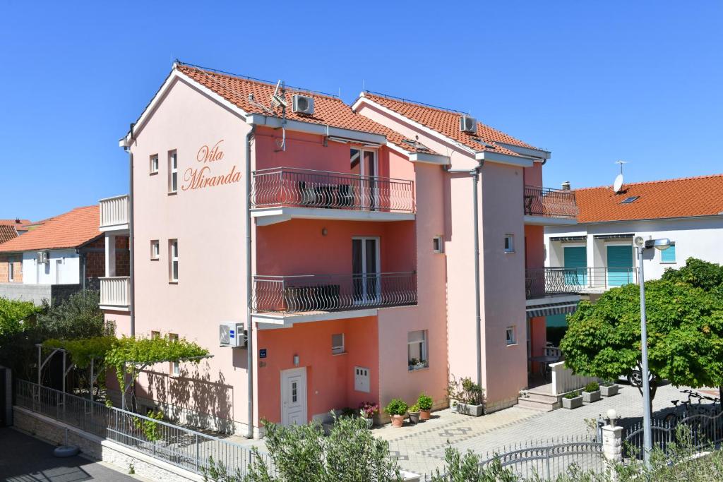 un bâtiment dans la ville d'antiparos dans l'établissement Apartments Villa Miranda, à Vodice