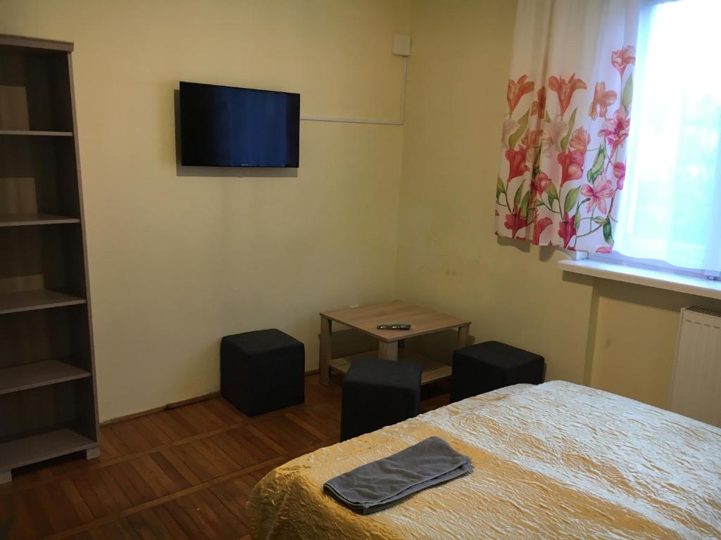 Televízia a/alebo spoločenská miestnosť v ubytovaní Gościniec Graf