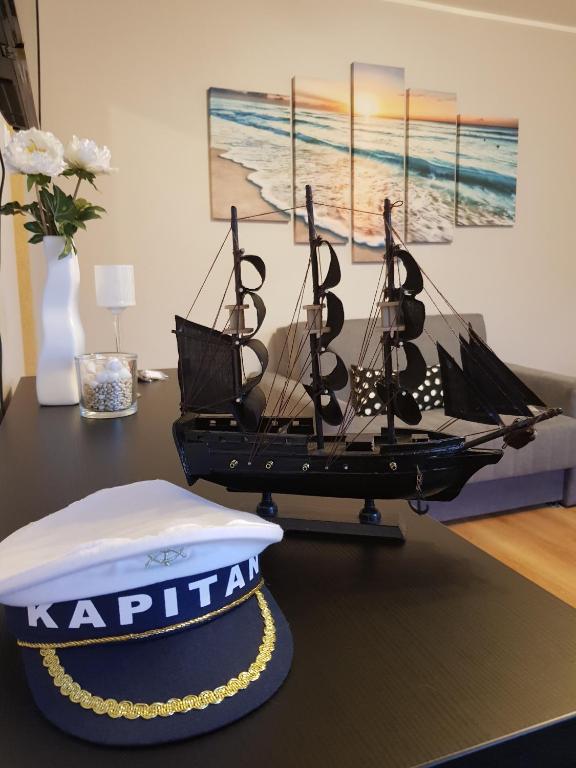model łodzi na stole w obiekcie Słoneczna Przystań we Władysławowie
