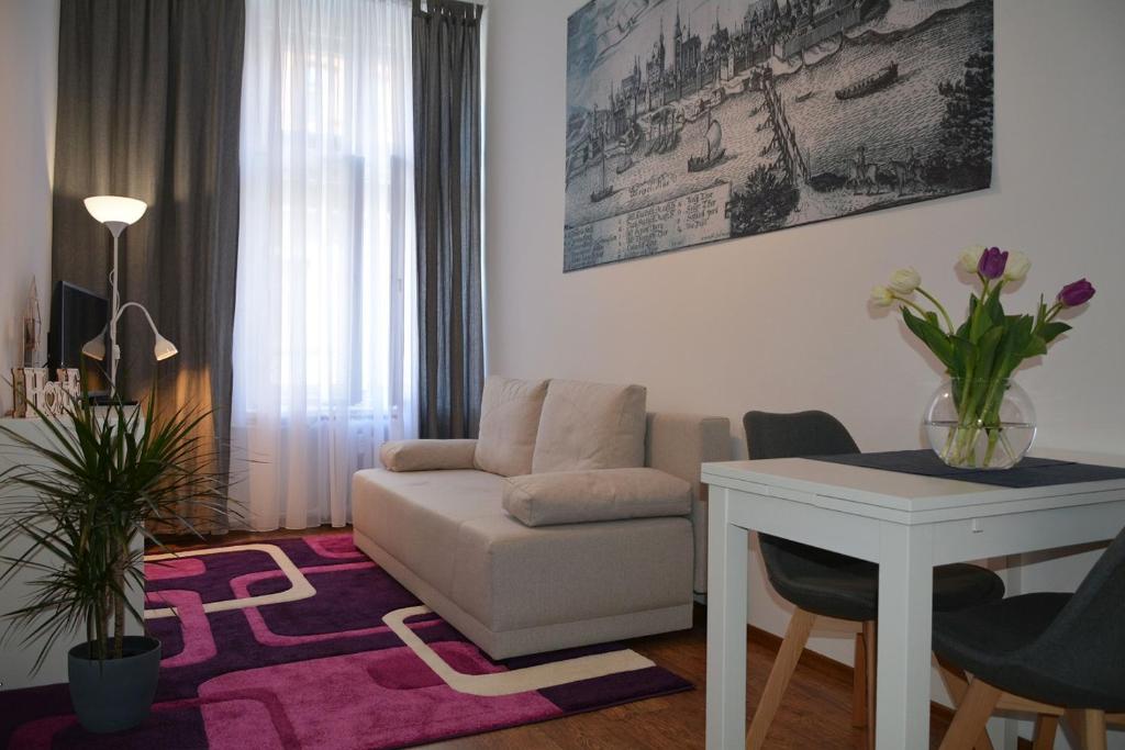 salon z kanapą i stołem w obiekcie Apartament Staromiejski Zosia w Toruniu
