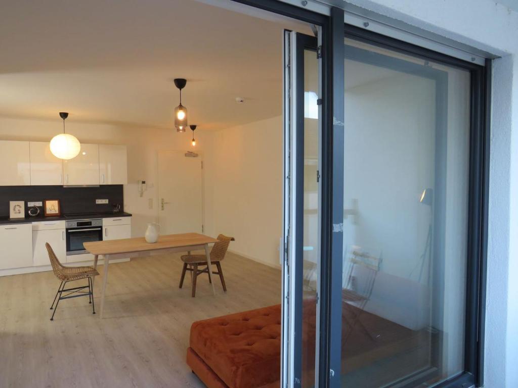ein Wohnzimmer und eine Küche mit einem Tisch und Stühlen in der Unterkunft L8 Street - Q2 16 in Mannheim