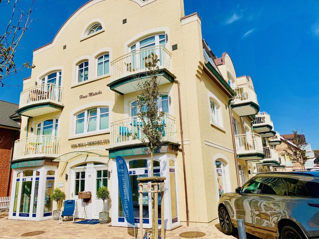 a building with a car parked in front of it at Meer-Lust-Sylt Haus Mateika in Westerland (Sylt)