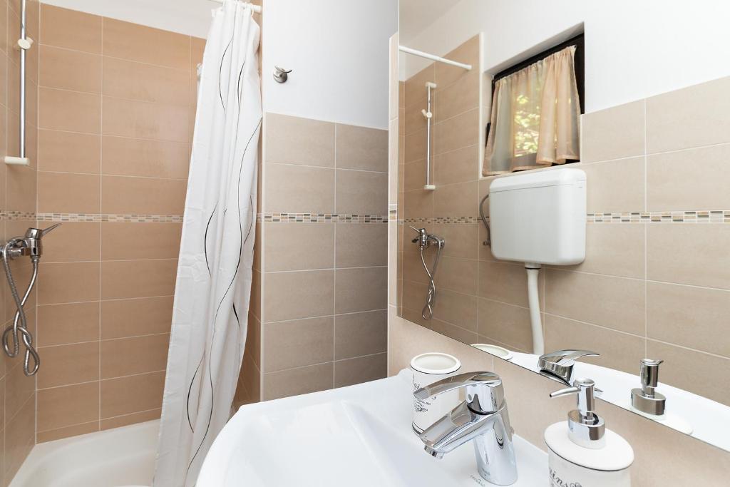 Łazienka w obiekcie Sandy Bay Apartments - free mountainbike rental -