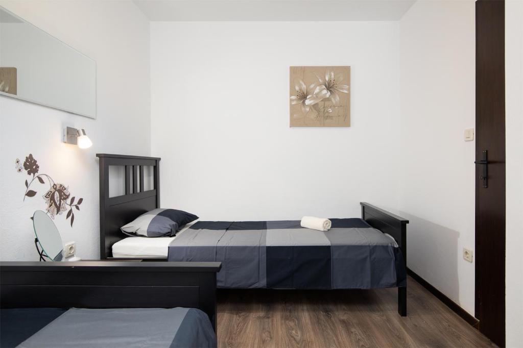 Łóżko lub łóżka w pokoju w obiekcie Sandy Bay Apartments - free mountainbike rental -