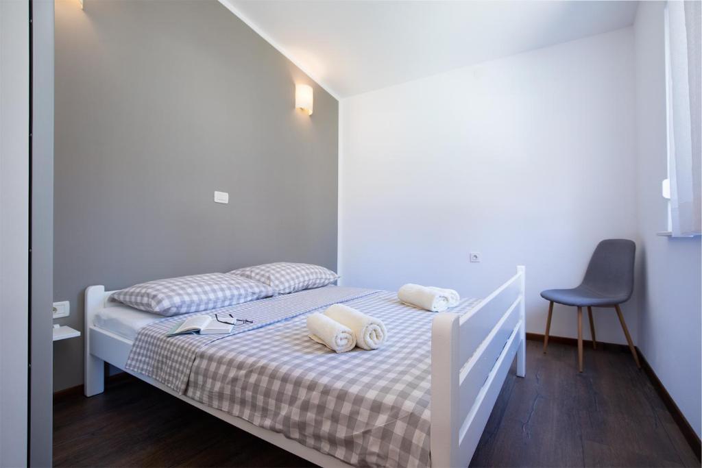 Łóżko lub łóżka w pokoju w obiekcie Sandy Bay Apartments - free mountainbike rental -