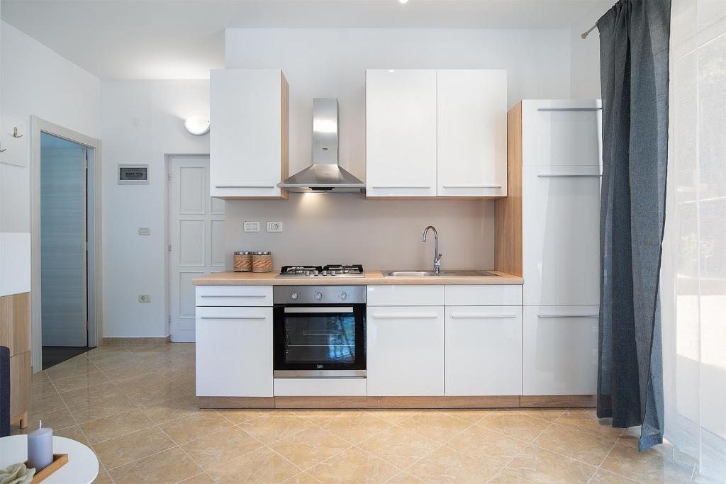 Kuchnia lub aneks kuchenny w obiekcie Sandy Bay Apartments - free mountainbike rental -