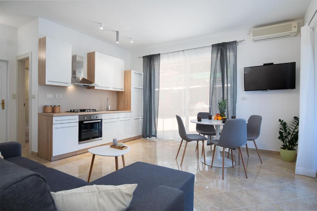 Kuchnia lub aneks kuchenny w obiekcie Sandy Bay Apartments - free mountainbike rental -