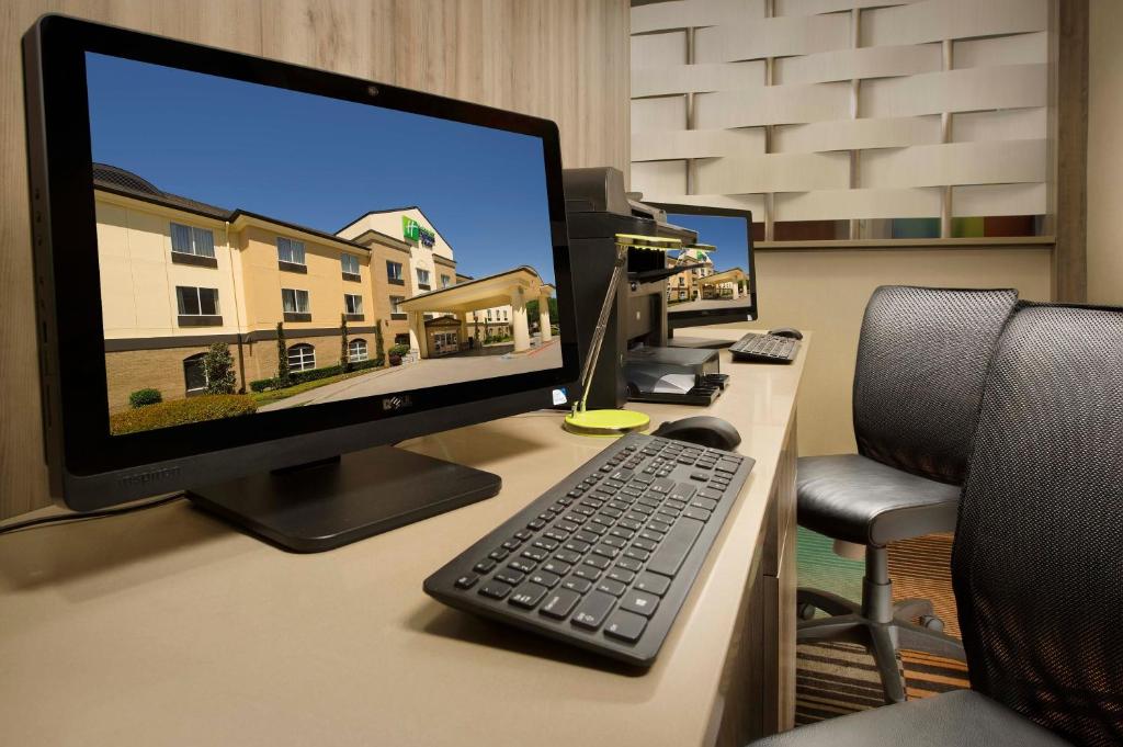 Holiday Inn Express Hotel and Suites DFW-Grapevine by IHG photo