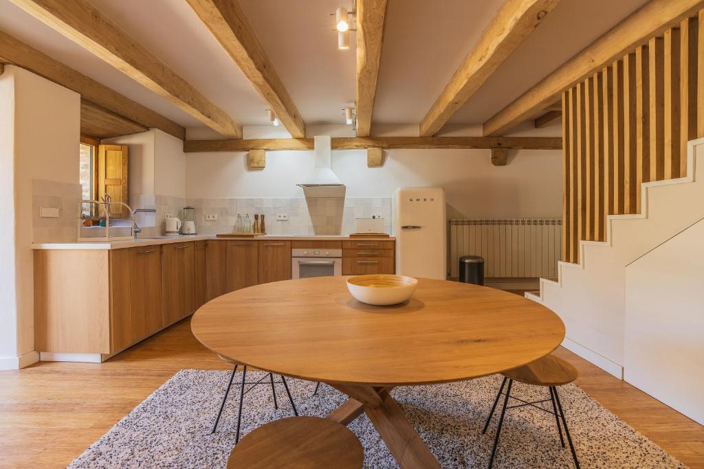 una cucina con tavolo in legno in una camera di Terra Ecoturismo Casa La Laguna a La Focella