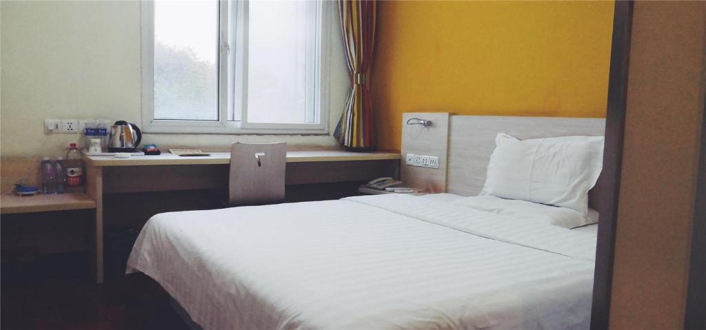Ένα ή περισσότερα κρεβάτια σε δωμάτιο στο 7Days Inn Tangshan Silicon Valley Digital City