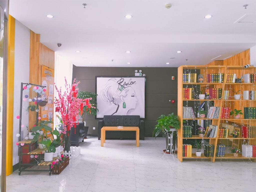 una libreria con una presentazione sul muro di 7Days Premium Dalian Airport a Dalian
