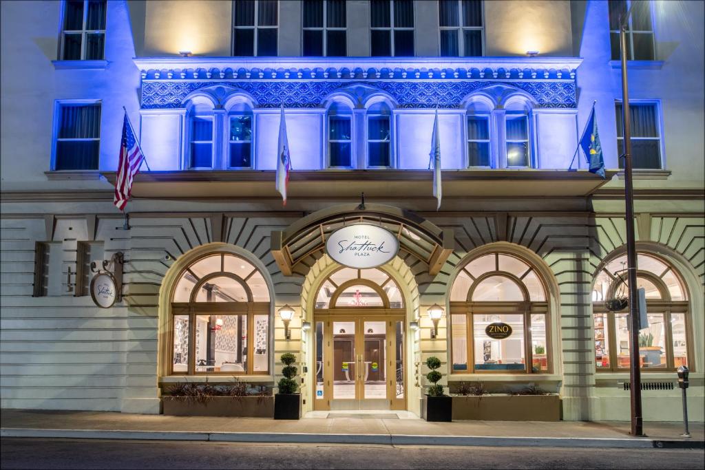 une façade d'un bâtiment avec drapeaux devant lui dans l'établissement Hotel Shattuck Plaza, à Berkeley