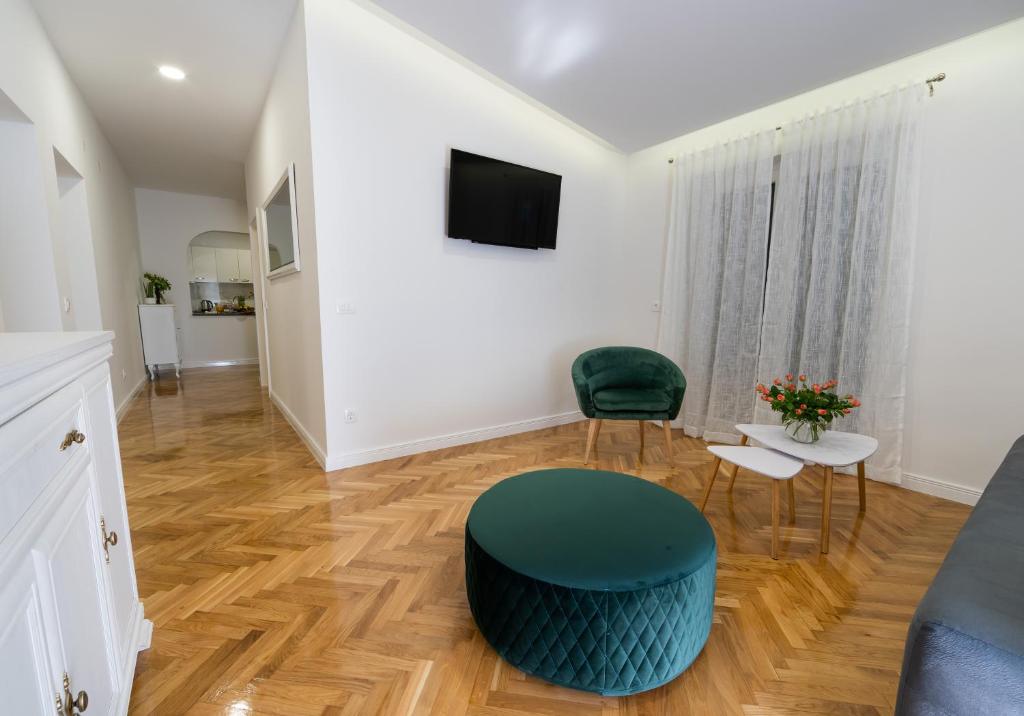 Televízia a/alebo spoločenská miestnosť v ubytovaní Villa AMore Brela