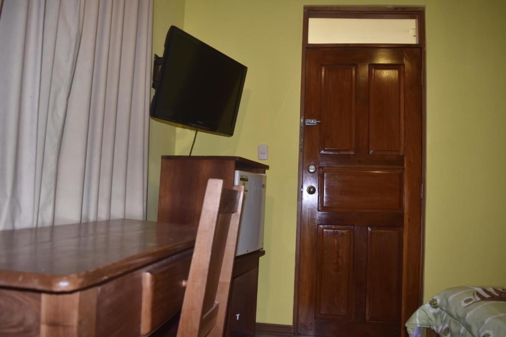 TV a/nebo společenská místnost v ubytování Hotel Santa Ana Liberia Airport