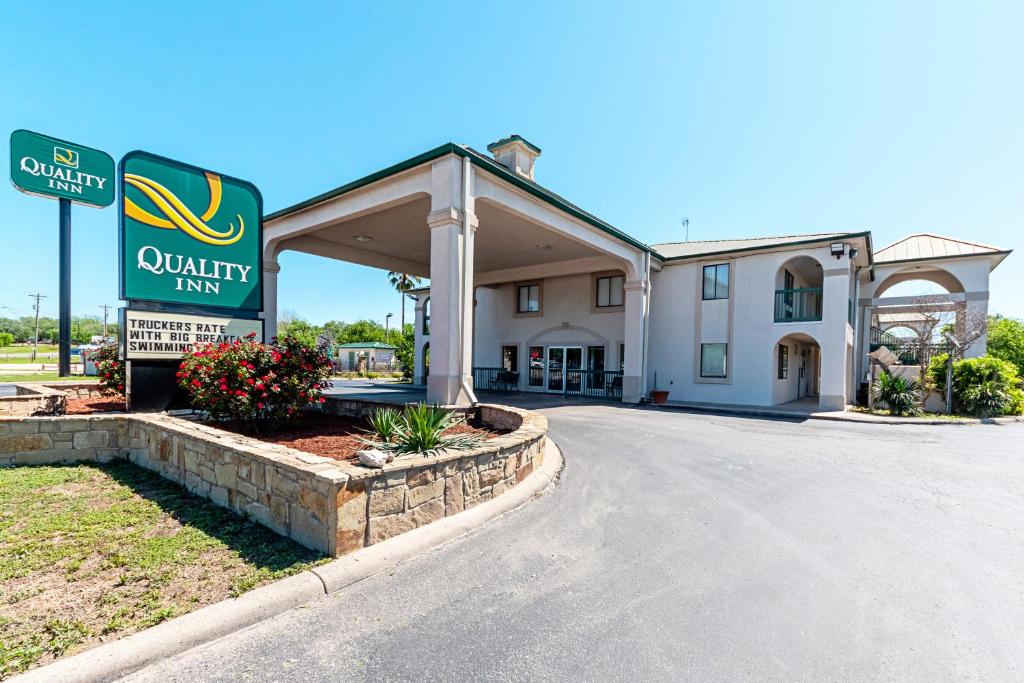 a view of a quality inn with a sign at Quality Inn Three Rivers in Three Rivers
