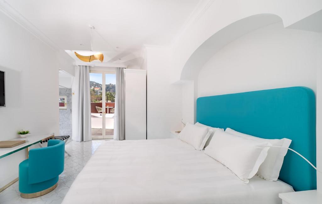 A bed or beds in a room at Hotel Lorelei Londres