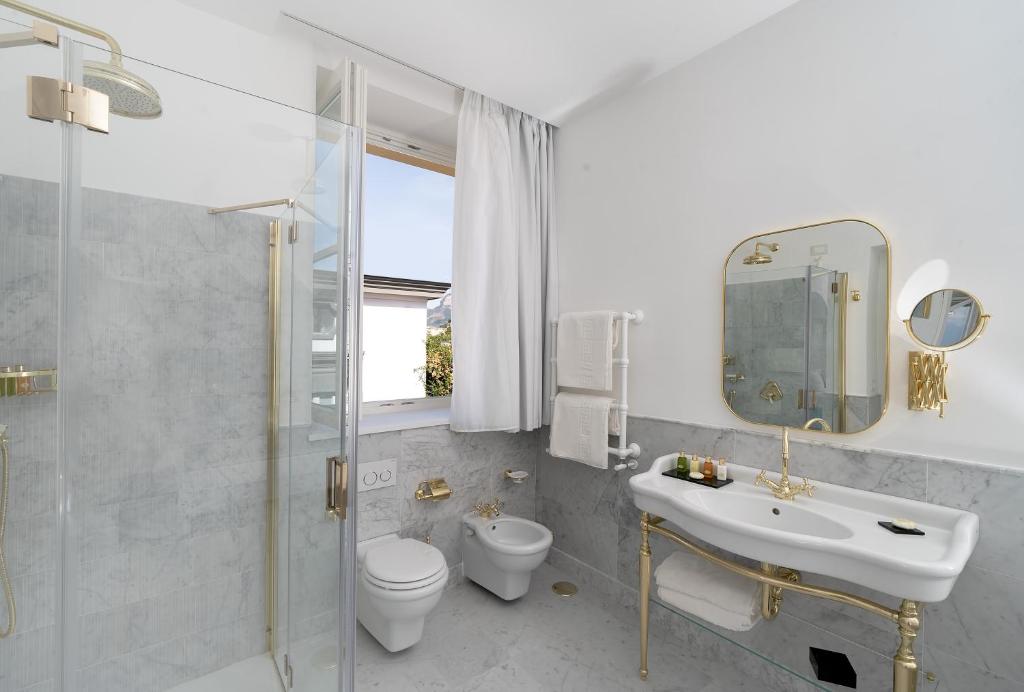 A bathroom at Hotel Lorelei Londres