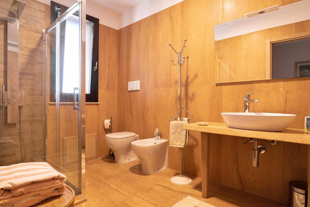 Koupelna v ubytování Intera villa ad uso esclusivo con 2 bagni 4 camere da letto,garage,giardino,area fitness,lavatrice,wifi