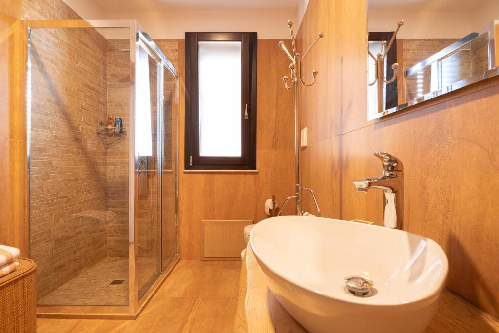 Koupelna v ubytování Intera villa ad uso esclusivo con 2 bagni 4 camere da letto,garage,giardino,area fitness,lavatrice,wifi