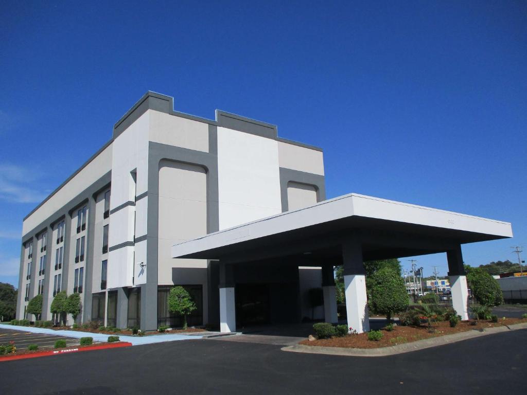 a large white building with a black roof at Best Western Southwest Little Rock in Little Rock