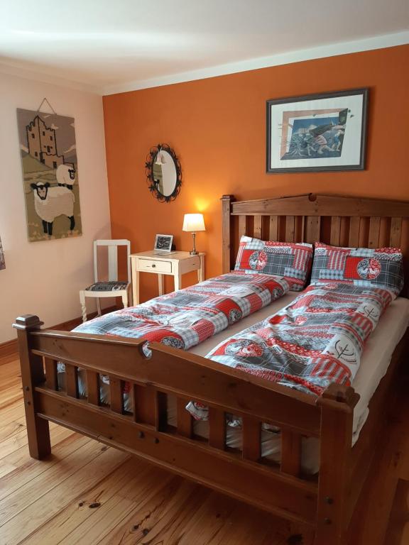 Postel nebo postele na pokoji v ubytování Driftwood Country Apartment