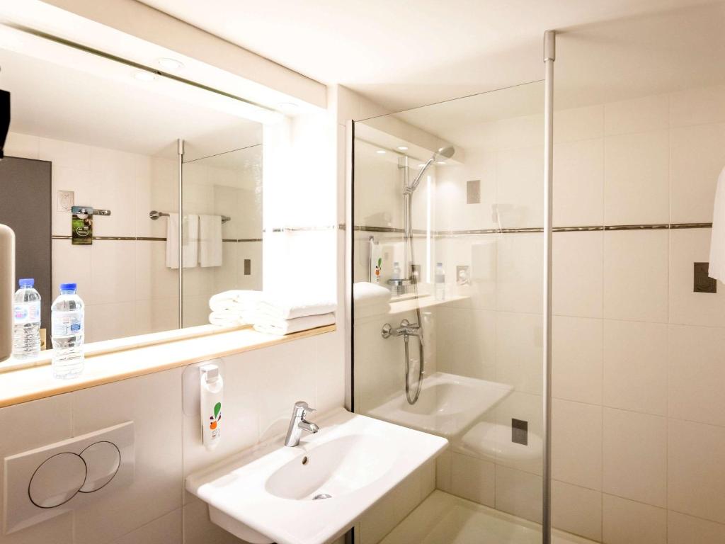 Koupelna v ubytování ibis Styles Douai Gare Gayant Expo