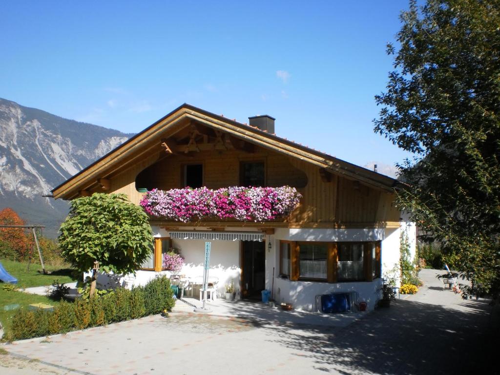 ein Haus mit Blumen darüber in der Unterkunft Haus Fiegl in Sautens
