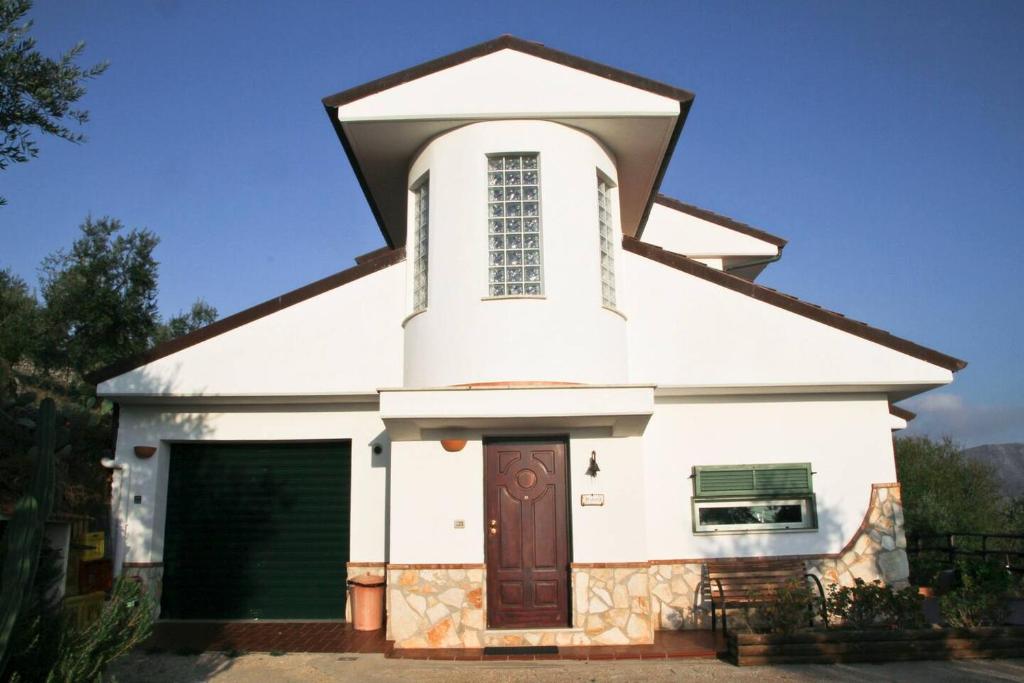 een grote witte kerk met een grote deur bij La Maca - Bilocale indipendente in Itri