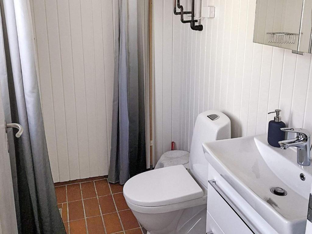 Koupelna v ubytování 4 person holiday home in Læsø-By Traum