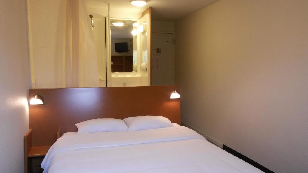 Postel nebo postele na pokoji v ubytování Quick Palace Vannes