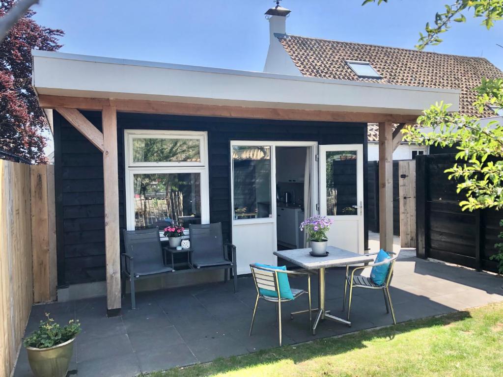 an outdoor patio with a table and chairs at Studio appartement 1nul9 in Renesse