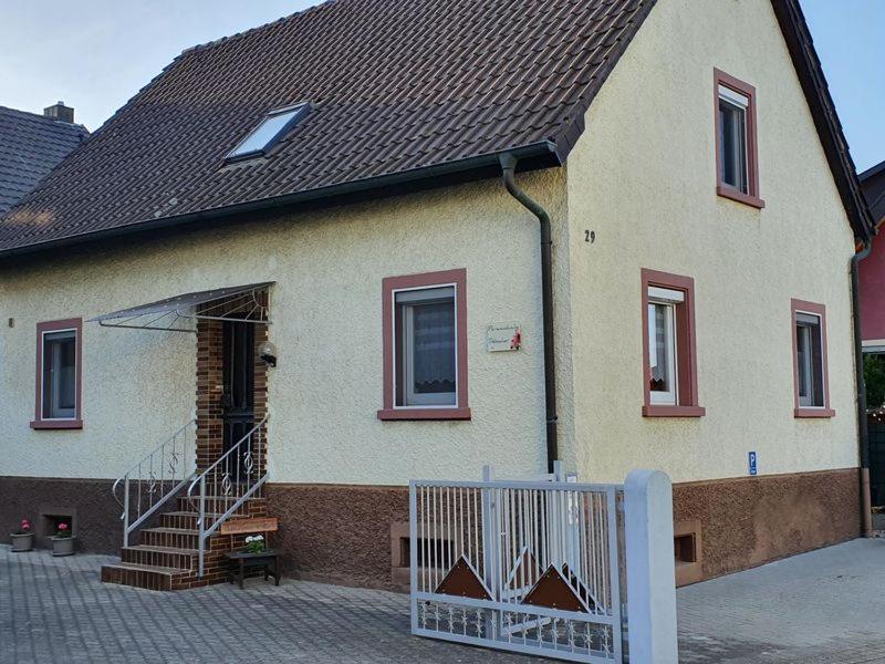 ein Haus mit einem weißen Zaun davor in der Unterkunft Holiday Home Debacher in Kappel-Grafenhausen