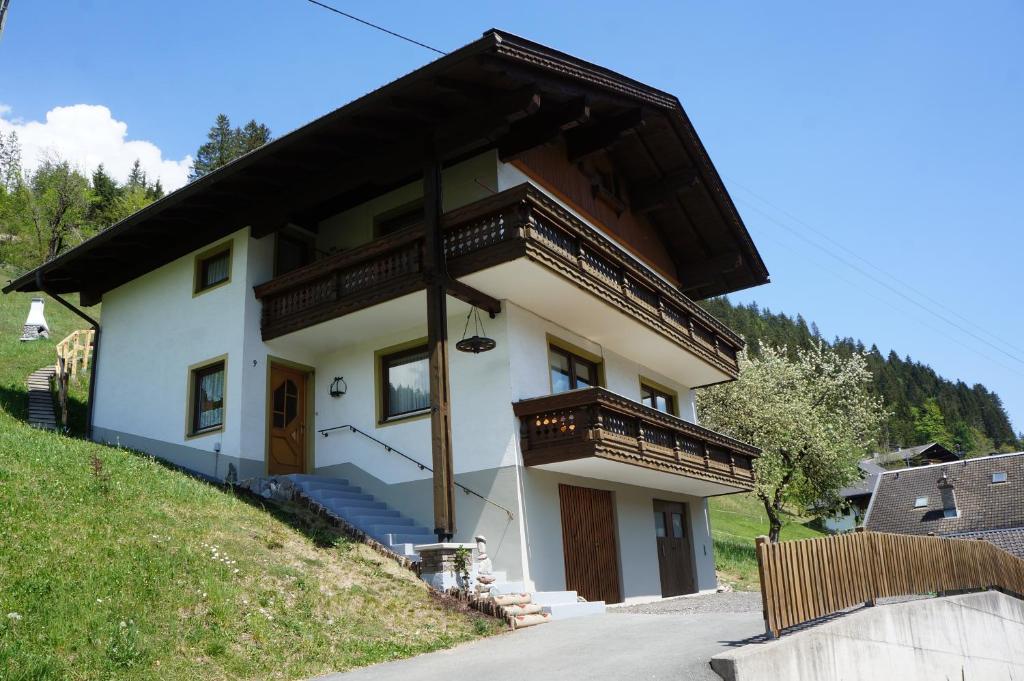 une maison avec un balcon sur le côté de celle-ci dans l'établissement Ferienhaus Bergwelt, à Liesing