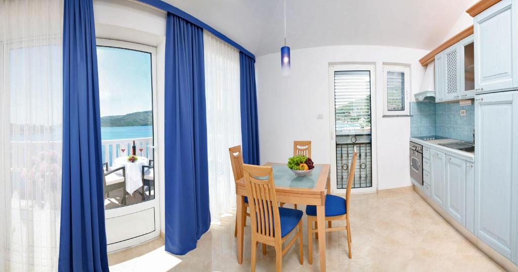 Kuchyň nebo kuchyňský kout v ubytování Villa Mediterana