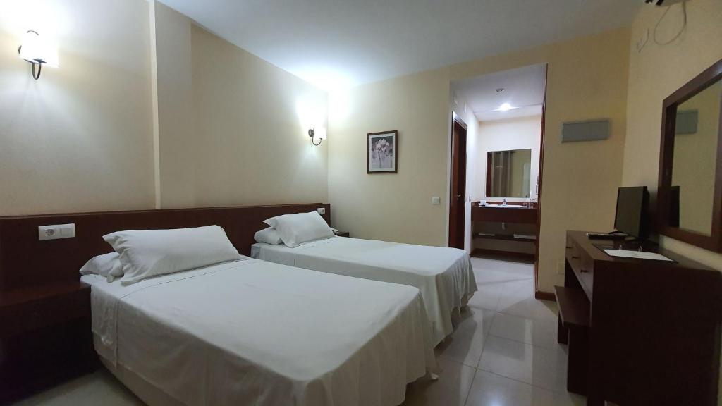 Postel nebo postele na pokoji v ubytování Sun Galicia Hotel y Apartamentos