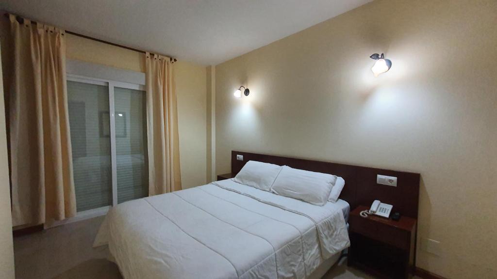 Postel nebo postele na pokoji v ubytování Sun Galicia Hotel y Apartamentos