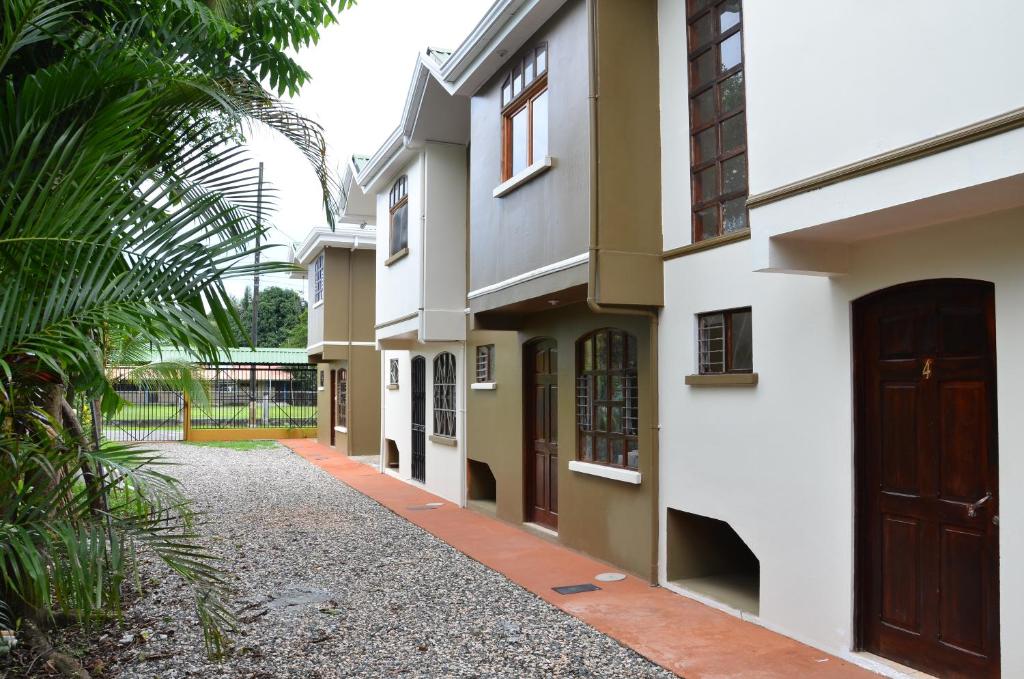 um edifício com uma passagem ao lado de um pátio em Apartamentos Herrera em Puerto Jiménez