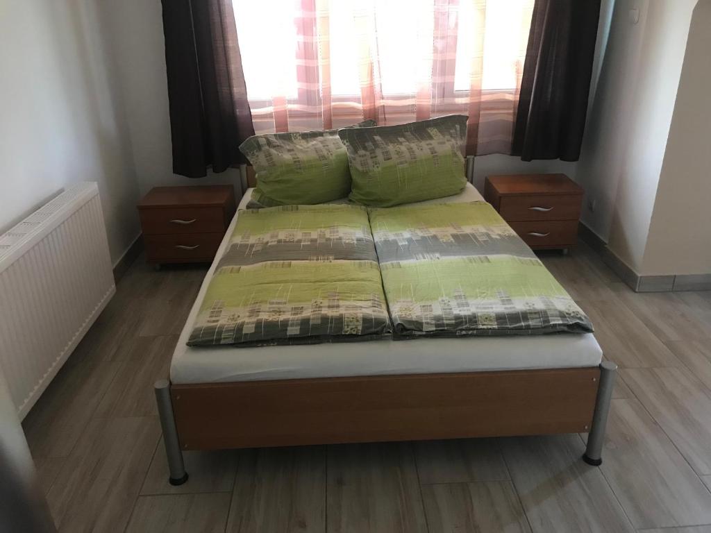 Posteľ alebo postele v izbe v ubytovaní Famvarga Apartmanház