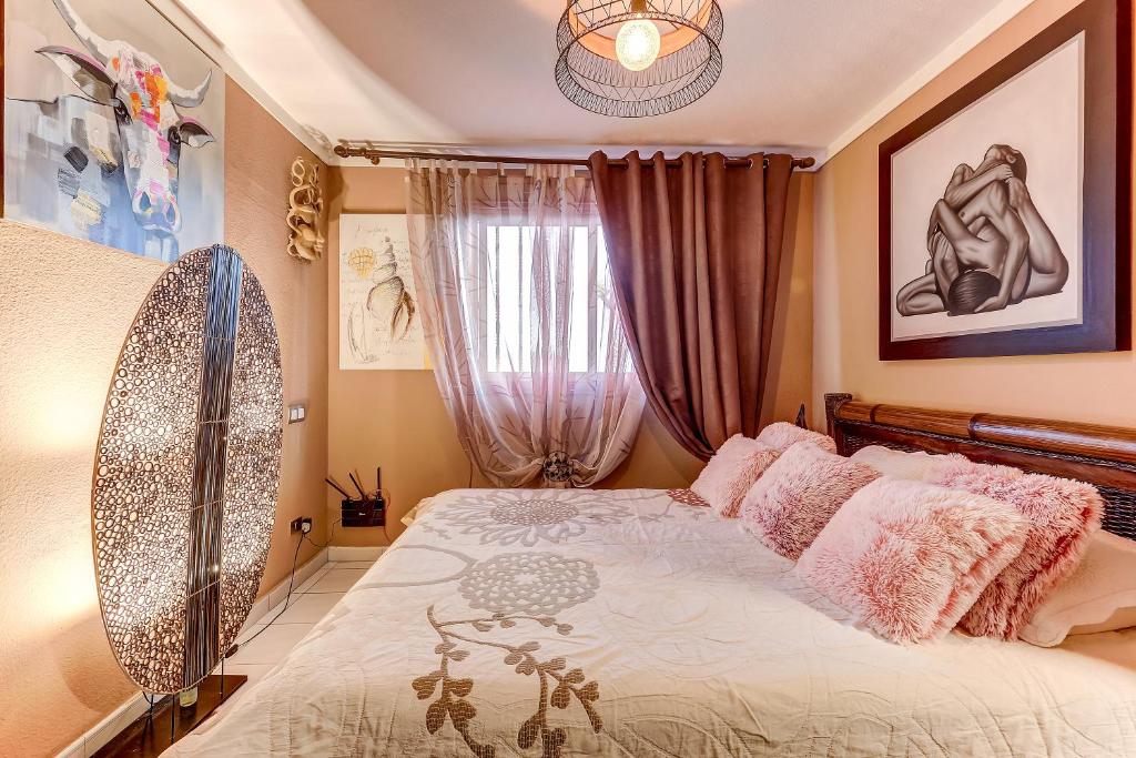 - une chambre avec un lit et une fenêtre dans l'établissement Moringa Garden Spa, à Chayofa
