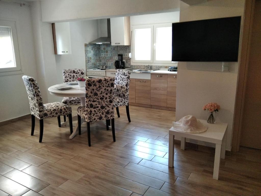 Kuchyň nebo kuchyňský kout v ubytování LOUKIA'S HOUSE