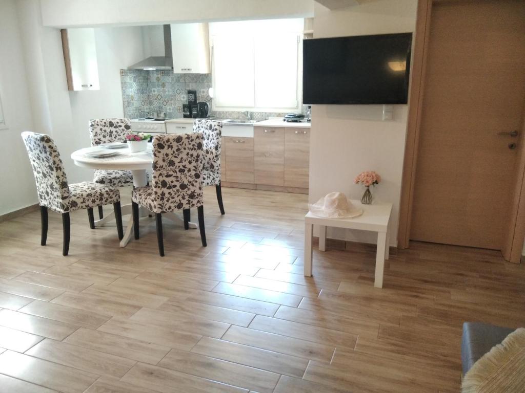 Kuchyň nebo kuchyňský kout v ubytování LOUKIA'S HOUSE