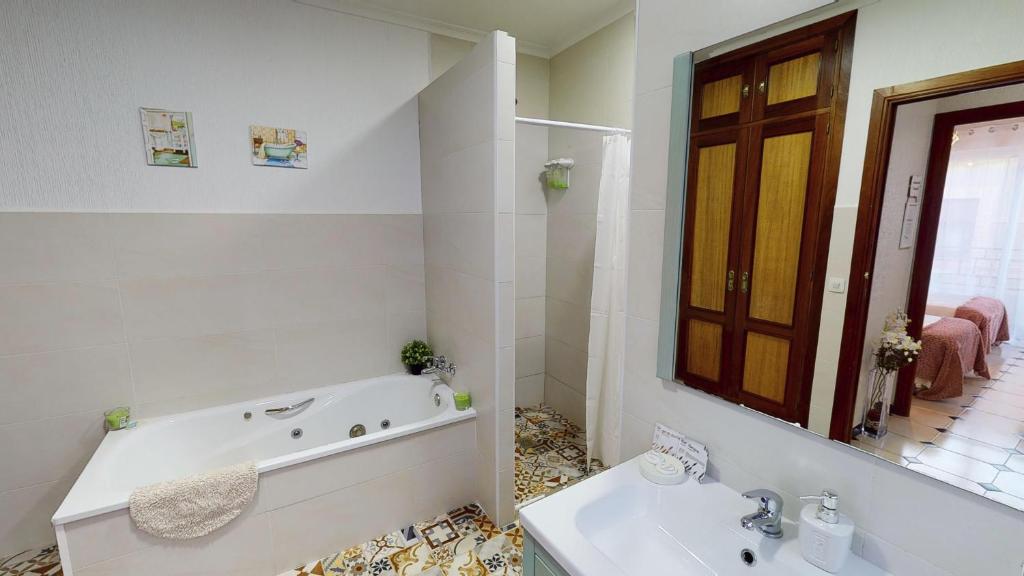 Un baño de Apartamentos Oncemolinos con desayuno