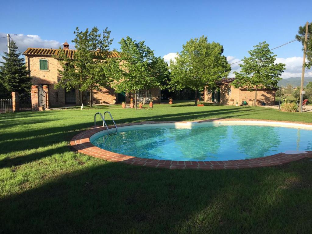 een zwembad in de tuin van een huis bij Casa dei Tigli in Cortona