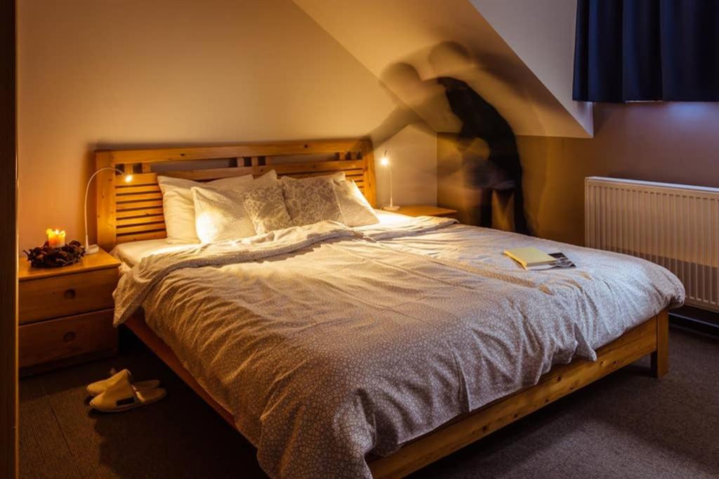 Postel nebo postele na pokoji v ubytování Rodinný apartmán v srdci Šumavy