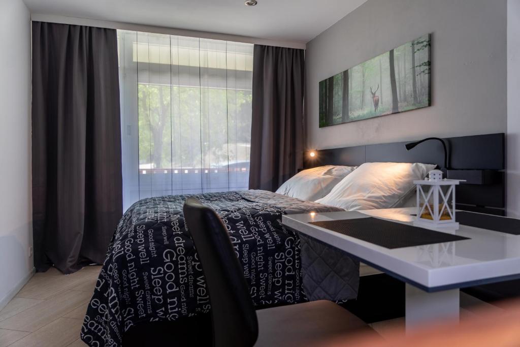 Кровать или кровати в номере Studio 20qm mit Balkon und Innenpool - 22030