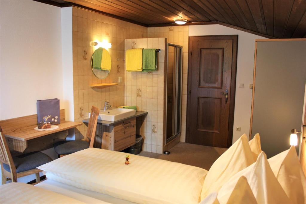 Postel nebo postele na pokoji v ubytování Gästehaus Oberauer
