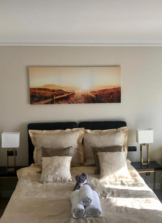 Posteľ alebo postele v izbe v ubytovaní Ekskluzywny Apartament GOLD Gardenia Dziwnów z widokiem na morze trzecie piętro 1 pokojowy EPapartamenty