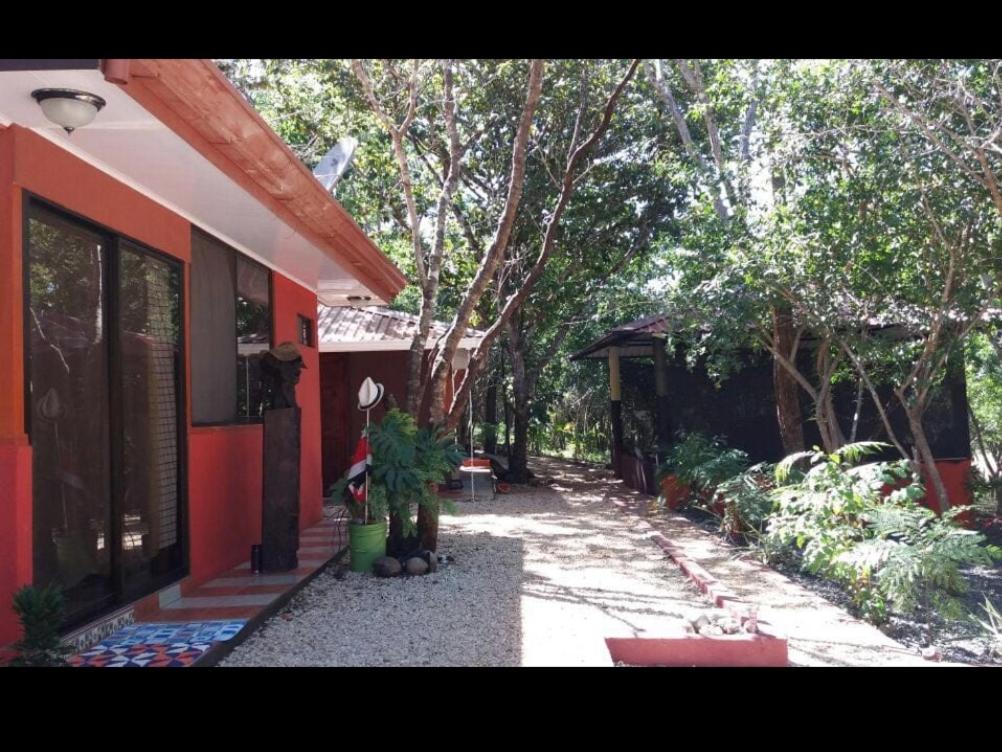 uma casa com um caminho ao lado de um edifício em Villa De Los Monos em Matapalo