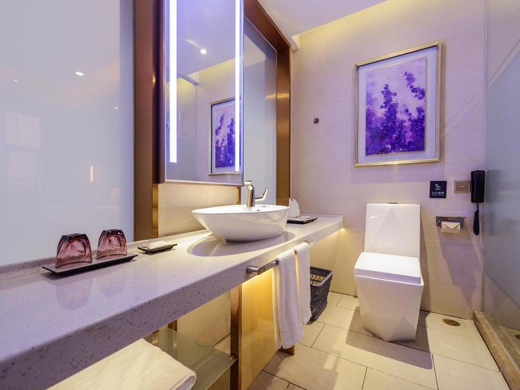 a bathroom with a sink and a toilet at Lavande Hotel Chongqing Jiangbei Intemational Airport Teminal T3 Shop in Chongqing