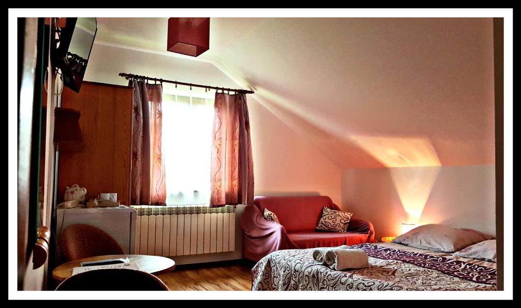 Łóżko lub łóżka w pokoju w obiekcie Leśne Berdo Przysłup